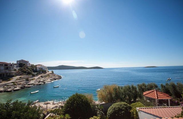 Lovely ❤ beachfront holiday home for 4 in Sevid