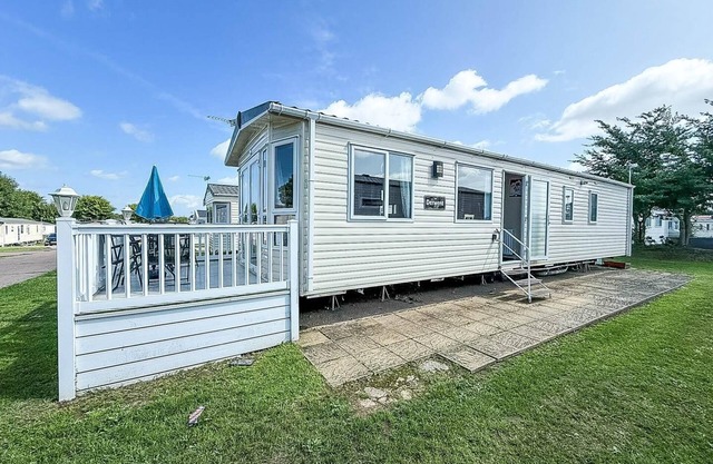 Lovely caravan with decking at Cherry Tree Holiday Park in Norfolk ref 70528C