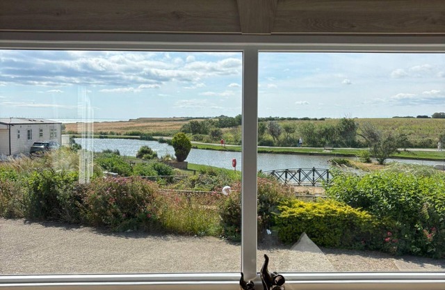 Lovely caravan with full lake views and decking in Yorkshire, ref 71010Q