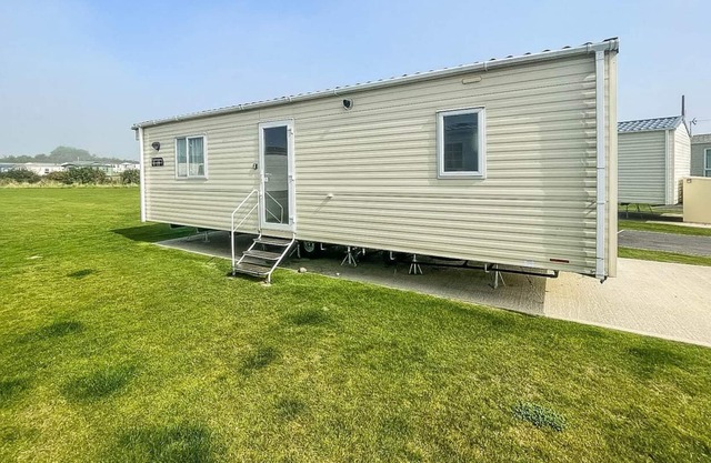 Lovely caravan with WiFi at Sand Le Mere Holiday Park in Yorkshire ref 71004TV