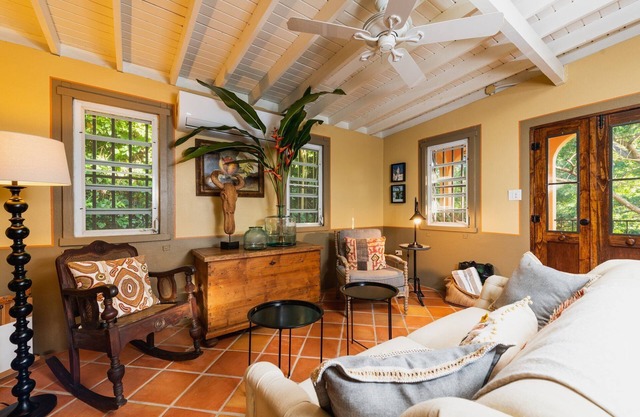 Lovely Casita Granada in exclusive, breezy Pilon