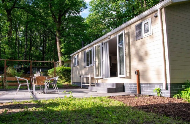 Lovely chalet in Hoenderloo with sunny terrace.