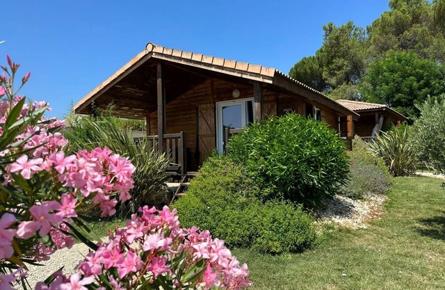 Lovely chalet in Ruoms, pool, Via Ardèche, air-conditioned, 10 min from Vallon