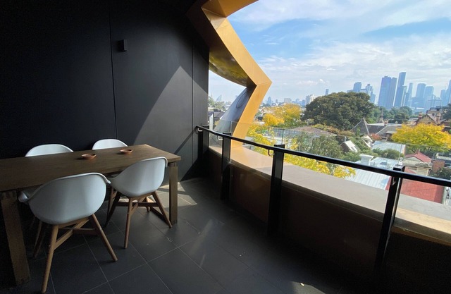 Lovely City Views from Modern South Melbourne Apt