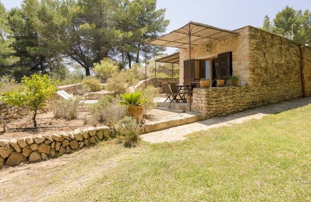 Lovely comfortable house with impressive and large country views