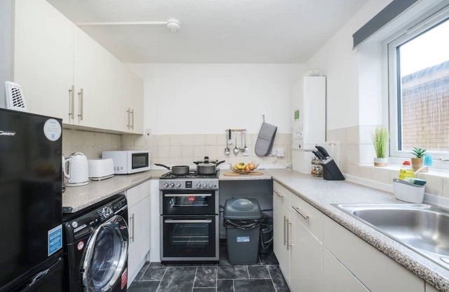 Lovely, Compact 2 bed Apartment with Parking