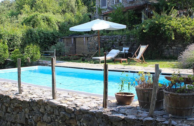 Lovely cottage, realized by the owner - an artist, pool, garden, great location
