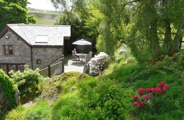 Lovely cottage set in 18 acres: woodburner, hilltop sauna, lake, cabin, kayaks