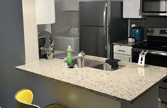 Lovely cozy apartment! With many places to pick from to go eat & drink!