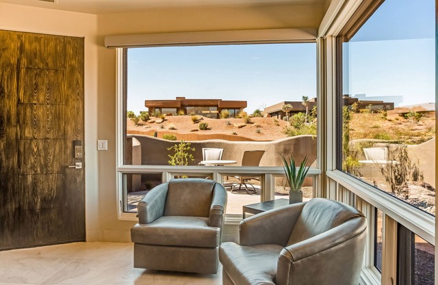 Lovely desert casita with fireplace, patio & access to pool/hot tub