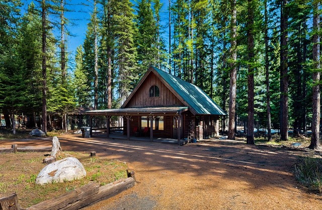 Lovely dog-friendly cabin w/full kitchen, wrap around deck, & private gas grill