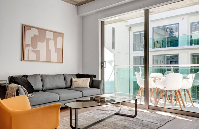 Lovely Downtown 1BR w/Pool, Gym & W/D near Staples Center, by Blueground