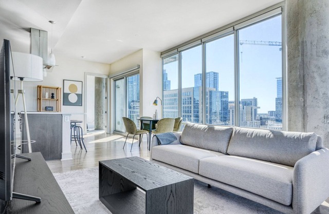 Lovely Downtown 2BR w/Gym, W/D, Pool, walk to 6th St bars, by Blueground