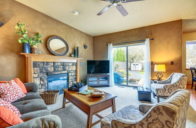 Lovely Dundee Home w/Private Yard & Fire Pit!