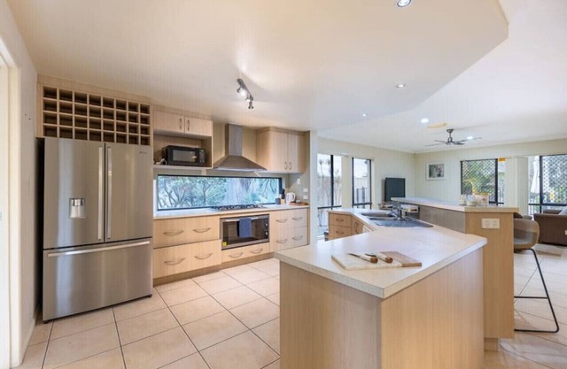 Lovely family retreat with Pool easy connection t
