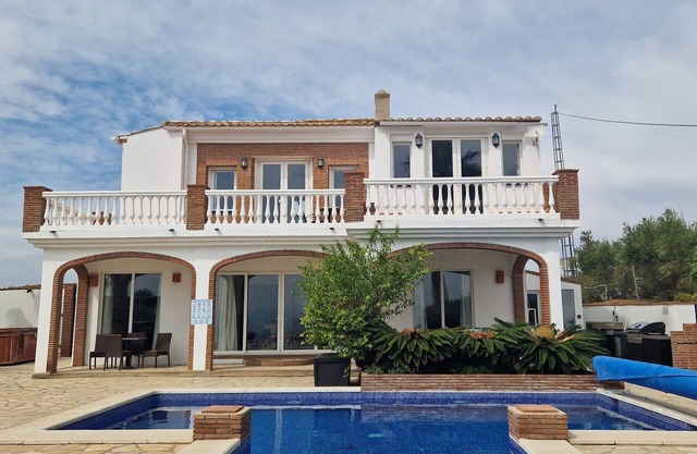Lovely family villa overlooking Lake and Mountains 15 mins from Coast