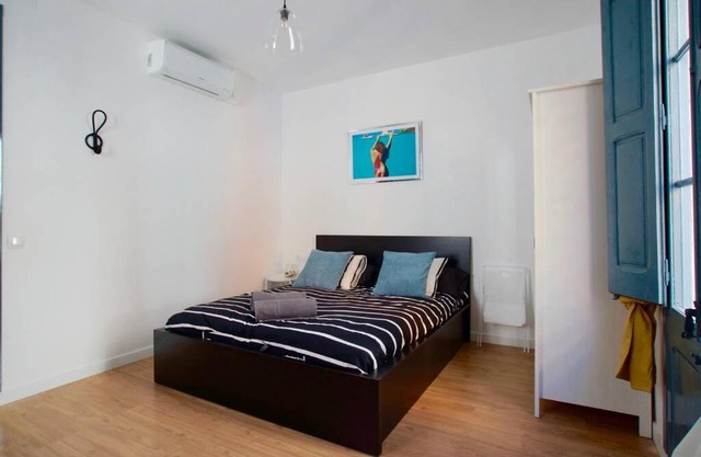 LOVELY FLAT FIRA MWC