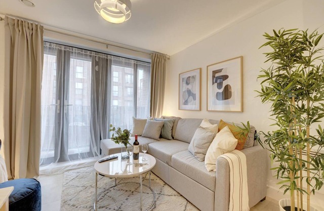 Lovely Flat in Kiln Close with Free Parking