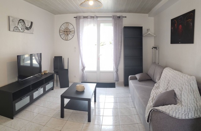 LOVELY, FULLY-EQUIPPED STUDIO WITH TERRACE 5 MINUTES' DRIVE FROM THE BEACH