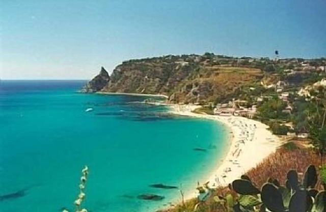 Lovely hillside apartment with magnificent sea views and excellent facilities.