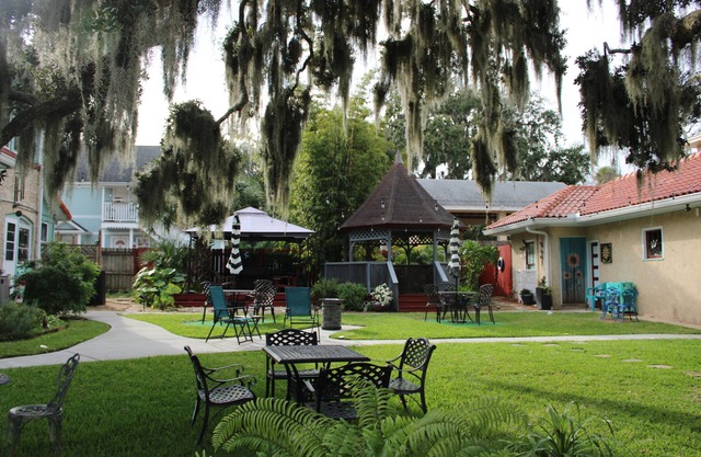 Lovely Historic home in the heart of Daytona Beach. Close to everything!