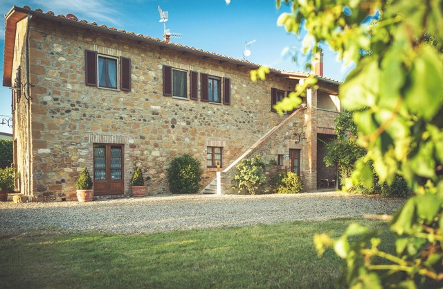 Lovely holiday home in Val d’Orcia, with pool and large garden, near Pienza