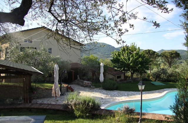 Lovely holiday house: private swimming pool, olive tree garden, cultural setting