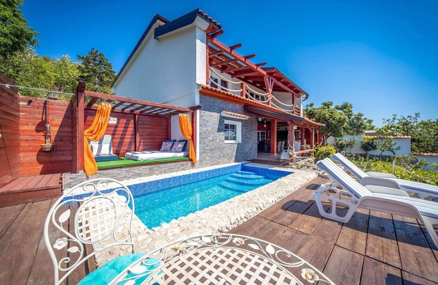 Lovely home in Dramalj with kitchen