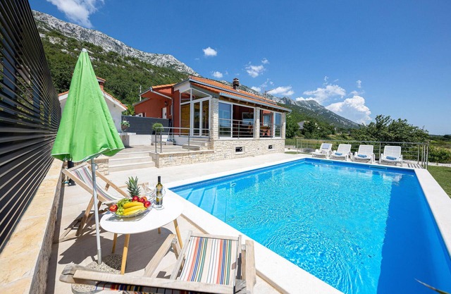 Lovely home in Dubrava with sauna
