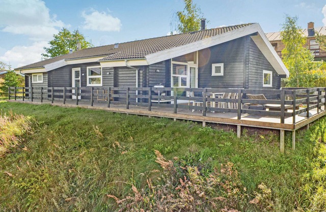 Lovely home in Ebeltoft with WiFi