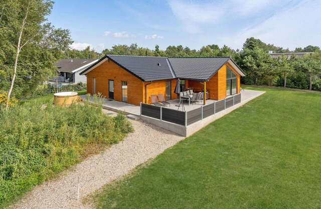 Lovely home in Ebeltoft with WiFi