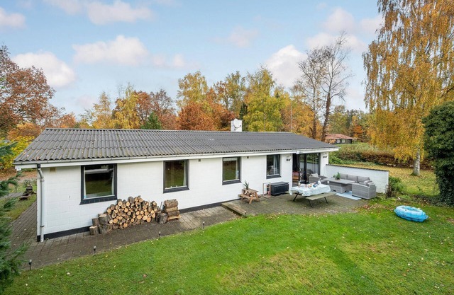 Lovely home in Fårvang with WiFi