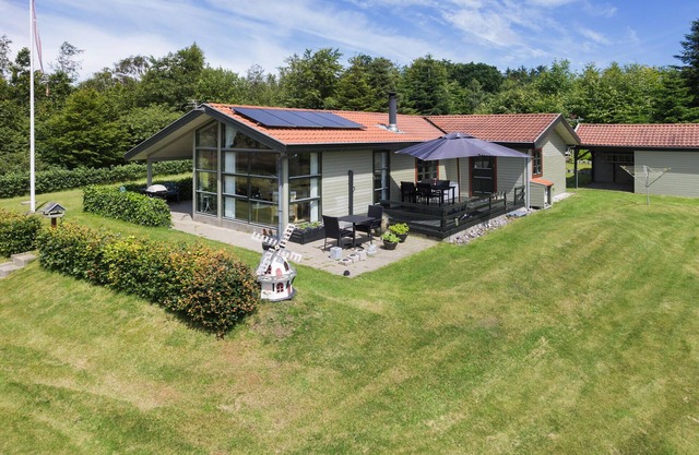 Lovely home in Højslev with WiFi