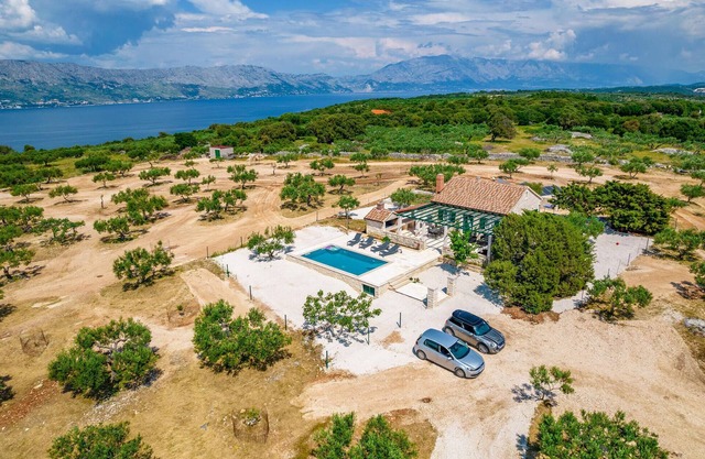 Lovely home in Pucisca - Praznica