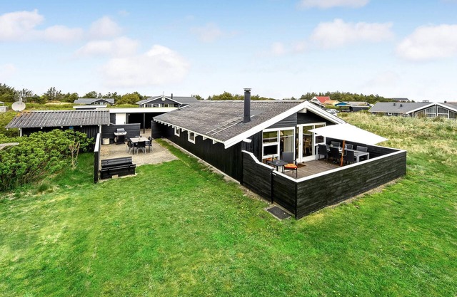 Lovely home in Hvide Sande with WiFi