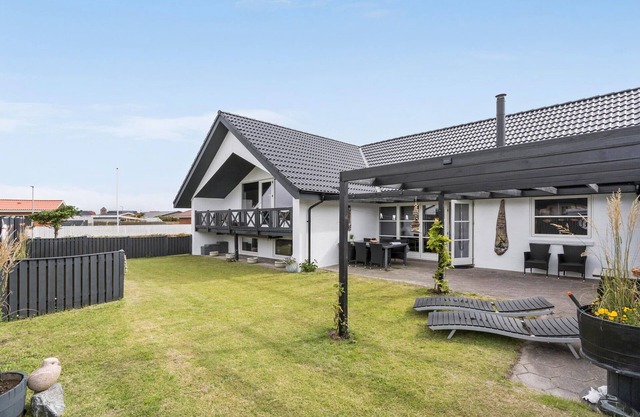 Lovely home in Hvide Sande with WiFi