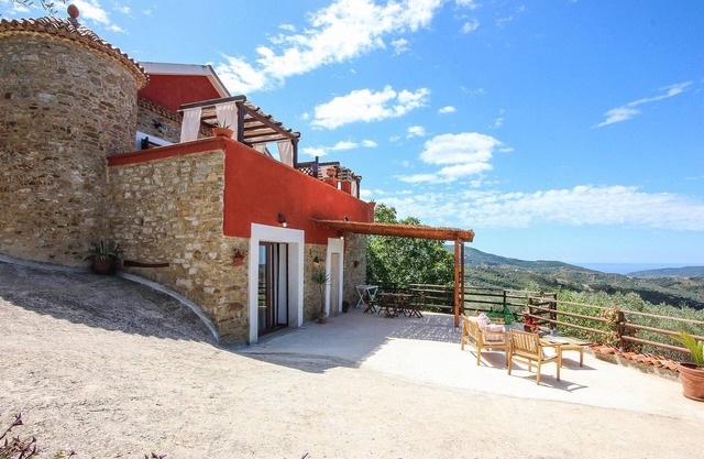 Lovely home in Laureana Cilento