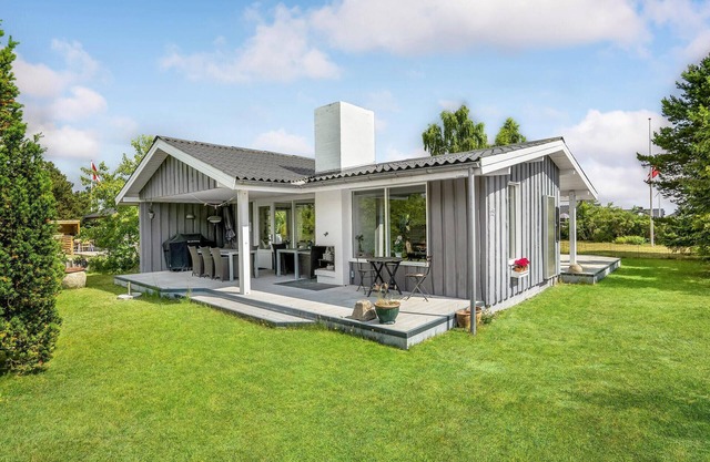 Lovely home in Juelsminde with kitchen