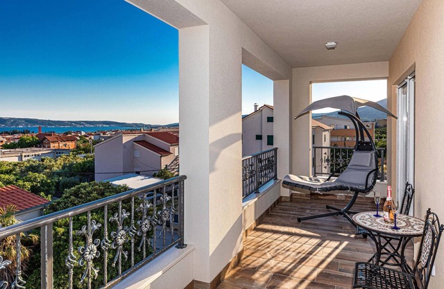 Lovely home in Kastel Luksic with sauna
