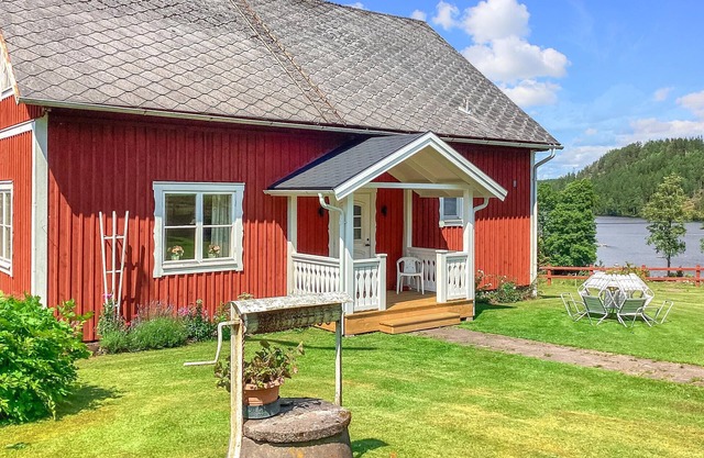 Lovely home in Korsberga with lake view