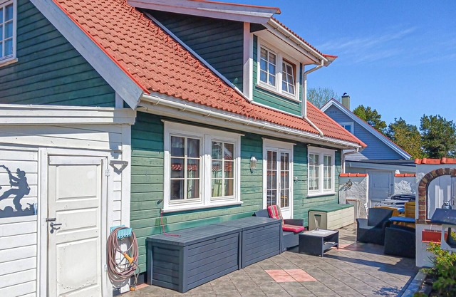 Lovely home in Lillesand with sauna