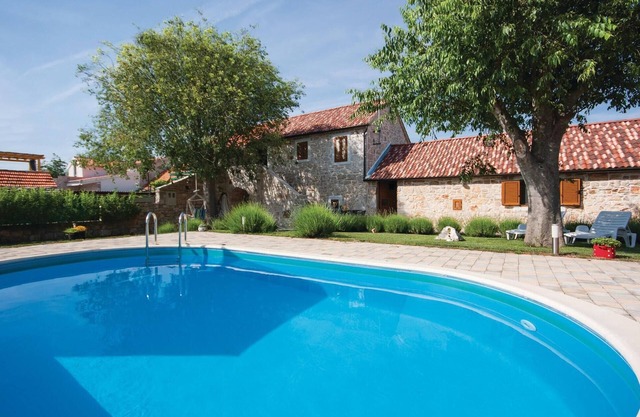 Lovely home in Lozovac with WiFi
