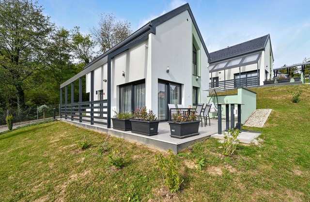 Lovely home in Margecan with WiFi