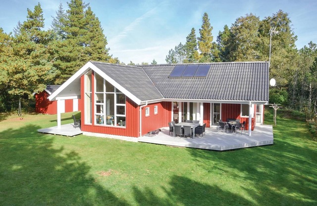 Lovely home in Oksbøl with sauna