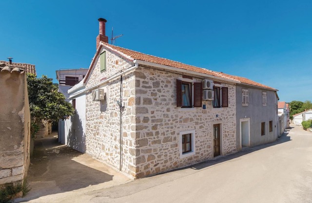 Lovely home in Preko with WiFi