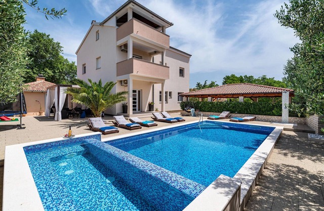 Lovely home in Radasinovci with kitchen