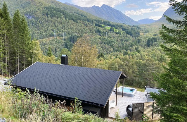 Lovely home in Stordal with WiFi