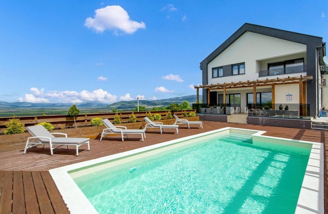 Lovely home in Udbina with sauna