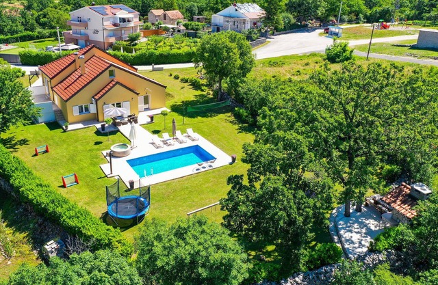 Lovely home in Vinjani Gornji