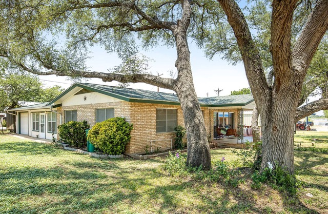 Lovely home near the lake with full kitchen, central AC, & washer/dryer
